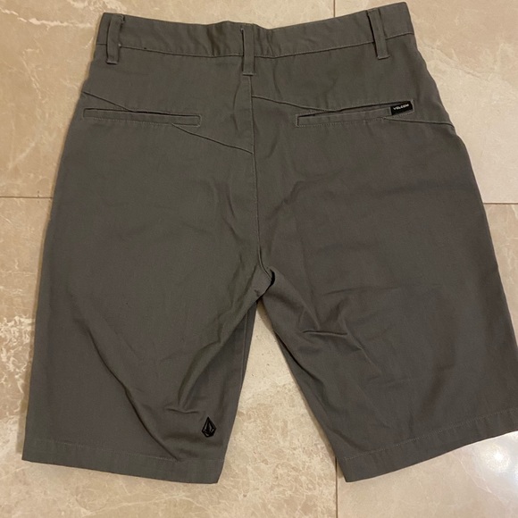 Volcom shorts size 30 - Picture 2 of 3